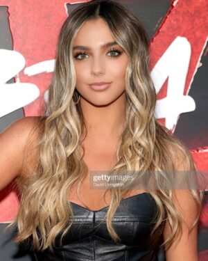 Alexa Nisenson Instagram - thank you so much  @netflix @cobrakaiseries for having me! so honored to have been there to celebrate everyone involved in this incredible show! #cobrakai SEASON 5 is officially avail to stream on #netflix TODAY!!! 👏🏻😃🥋wait  until u guys see what this incredible cast and their brilliant creatives have coming your way this season. OMG!!!