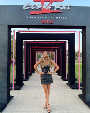 Alexa Nisenson Instagram - thank you so much  @netflix @cobrakaiseries for having me! so honored to have been there to celebrate everyone involved in this incredible show! #cobrakai SEASON 5 is officially avail to stream on #netflix TODAY!!! 👏🏻😃🥋wait  until u guys see what this incredible cast and their brilliant creatives have coming your way this season. OMG!!!