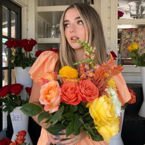 Alexa Nisenson Instagram - …and how r u spending ur sunday? ♥️🧡💛

(this photo shoot and the insanely dreamy flower arrangement brought to you by the amazing & stunning @asiamonetray ) 💐🧡💛