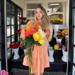 Alexa Nisenson Instagram - …and how r u spending ur sunday? ♥️🧡💛

(this photo shoot and the insanely dreamy flower arrangement brought to you by the amazing & stunning @asiamonetray ) 💐🧡💛
