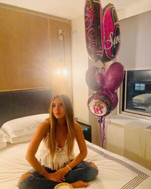 Alexa Nisenson Instagram - sweet • sixteen • in • nyc 🎂