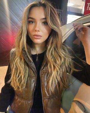Alexa Nisenson Instagram - h a p p y 🖤 f r i d a y