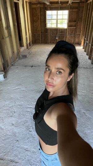 Alexandra Cosentino Instagram - 🌼 Les deux dernières semaines ont été riche en émotions, tellement que j’ai l’impression d’avoir vécu 2 mois de changement 🥹 et de transformation — voici le recap de notre déménagement ~ from Montréal to Nassau ~ & le début d’une aventure incroyable qui commence: la création d’un wellness center : Le Ranch 🐴 Resort - Sport & Sp, Bahamas 🇧🇸 

Sneak peek 👀 des plans 3D réalistes créé par Mathilde de @m.toninterieur — On a pas fini de vous faire rêver! 🤠

#manifestingmagic #goalcouple #beavisionary #frommontrealtobahamas #bahamas🌴 #ranchlifestyle