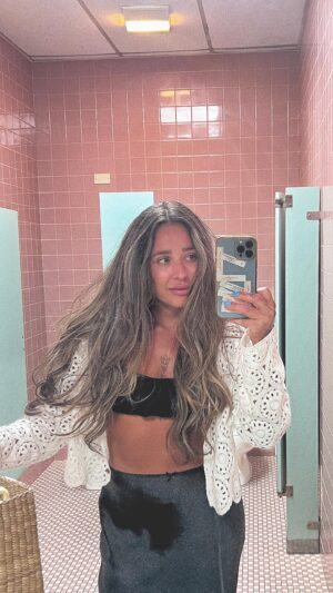 Alexandra Cosentino Instagram - 🧠 CHÈRE FUTURE TOI 🫵🏽 

MINDSET ⚠️ Save ce petit exercise de #longtermgoals pour quand tu chercheras quelque chose de productif à faire au lieu de scroll. 

Demande toi …

“ LA FUTURE MOI, ELLE EST COMMENT? “

Elle aime quoi?
Elle aspire à quoi?
Elle fait quoi?
Elle s’habille comment?
Elle magasine où?
Elle mange quoi?
Elle écoute quoi?
Elle est entouré de qui?
Elle habite où?
Elle interagit comment?
Elle attire qui?

Imagine toutes tes réponses avec la vision la plus détaillée de celle que tu es très bientôt…

Puis, en un mot, aujourd’hui… La future TOI, c’est qui? 

‼️ Share le en commentaire, l’attraction girl, plus c’est lu, vu et entendu, plus c’est cru et plus sa se passe! 🧠🧠🧠

Commence par l’écrire👇🏽
#mindsetmastery #changetonmindset #mangebougechangemindset