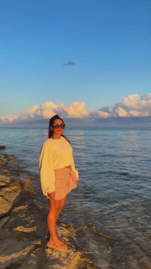Alexandra Cosentino Instagram - (Re)vivre ses moments pour me rappeler que tout projet exceptionnel à réaliser amène peut-être son lot de challenges… mais quand tu t’arrêtes deux instants pour regarder où tu es… seigneur que c’est speechless! 🖤

#bahamas🌴 #amen