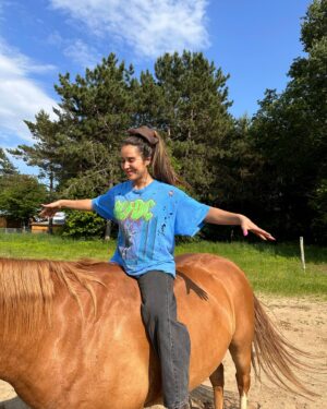 Alexandra Cosentino Instagram - #ᴘʜᴏᴛᴏᴅᴜᴍᴘ de pitous 🐴 
La dernière photo😅 jte jure j’me donne for real!!! ( le bleu man) 

Tank 🐴 le plus tannant des 3 bébés de 1350lbs ! 

#equestrainlife #ridingfreestyle #horseridersofinstagram