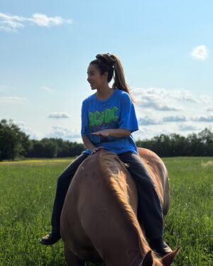 Alexandra Cosentino Instagram - #ᴘʜᴏᴛᴏᴅᴜᴍᴘ de pitous 🐴 
La dernière photo😅 jte jure j’me donne for real!!! ( le bleu man) 

Tank 🐴 le plus tannant des 3 bébés de 1350lbs ! 

#equestrainlife #ridingfreestyle #horseridersofinstagram