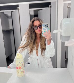 Alexandra Cosentino Instagram - « Alex, comment ça va? »

On m’a posé cette question dernièrement & j’ai éclaté en sanglots. Les derniers mois furent plus intense que ce que je réussi à mettre en ligne… 

Pourquoi est-ce que je garde pour moi ce qui n’est pas « cute » à montrer de la Journey Bahamas?

Des réflexions que j’adresse à moi-même, lately.

J’ai réalisé que j’avais peut-être pas envie d’avoir l’air:
Faible?
Princesse?
Non-Grateful?
Impatiente?
Lourde?
Non inspirante?
Incohérente?
Lâche, wack, gossante …name it 
[…]
Autres synonymes de ce qui pour moi n’est pas « moi » as I use to be, selon ce que mon cher ego a envie de prôner!

Mais, si nous sommes tous les jours de nouvelles personnes sans quoi nous n’évoluerions pas [Wayne Dyer ici] pourquoi est-ce que je m’attend à être celle que j’étais dans un pays où même les vibrations énergétiques sont loin de ressembler à d’où je proviens? [A.K. Murray ici]

Je suis tannée, attention ‼️ les choses vont changer ‼️

Tu me demande: « Alex, comment ça va? »
La vérité: 
« All over the place girl, so so… c’est clairement plus difficile que ce à quoi je m’attendais…je parle uniquement de moi ici »

Je dois embrasser mes propres enseignement et arrêter d’être le « cordonnier mal chaussé » .
✔️ La vulnérabilité affichée, c’est la plus belle force qui soit parce que quand tu te permets de l’Être, ça indique que tu es dans la foi versus dans la peur. 

Bienvenu dans mon nouvel ère d’expression. 

Merci à toutes celles qui m’ont « réveillé »  a m’exprimer🖤

#instagramvsreality #howareyoureally