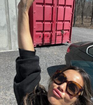 Alexandra Cosentino Instagram - « Alex, comment ça va? »

On m’a posé cette question dernièrement & j’ai éclaté en sanglots. Les derniers mois furent plus intense que ce que je réussi à mettre en ligne… 

Pourquoi est-ce que je garde pour moi ce qui n’est pas « cute » à montrer de la Journey Bahamas?

Des réflexions que j’adresse à moi-même, lately.

J’ai réalisé que j’avais peut-être pas envie d’avoir l’air:
Faible?
Princesse?
Non-Grateful?
Impatiente?
Lourde?
Non inspirante?
Incohérente?
Lâche, wack, gossante …name it 
[…]
Autres synonymes de ce qui pour moi n’est pas « moi » as I use to be, selon ce que mon cher ego a envie de prôner!

Mais, si nous sommes tous les jours de nouvelles personnes sans quoi nous n’évoluerions pas [Wayne Dyer ici] pourquoi est-ce que je m’attend à être celle que j’étais dans un pays où même les vibrations énergétiques sont loin de ressembler à d’où je proviens? [A.K. Murray ici]

Je suis tannée, attention ‼️ les choses vont changer ‼️

Tu me demande: « Alex, comment ça va? »
La vérité: 
« All over the place girl, so so… c’est clairement plus difficile que ce à quoi je m’attendais…je parle uniquement de moi ici »

Je dois embrasser mes propres enseignement et arrêter d’être le « cordonnier mal chaussé » .
✔️ La vulnérabilité affichée, c’est la plus belle force qui soit parce que quand tu te permets de l’Être, ça indique que tu es dans la foi versus dans la peur. 

Bienvenu dans mon nouvel ère d’expression. 

Merci à toutes celles qui m’ont « réveillé »  a m’exprimer🖤

#instagramvsreality #howareyoureally