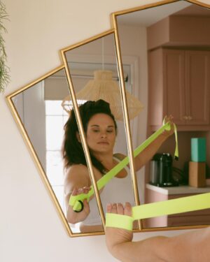 Alexandra Cosentino Instagram - Glow Up 🌼

Une aventure qui a commencé a germer il y a 2 ans. 

Quand je crée un programme, je me base toujours sur ma propre “Journey”. 

Je sortais, il y a deux ans, d’une période un peu plus sombre, j’avais envie de changements, de dépassements, de me donner une genre de mission personnelle & j’avais fait à ce moment-là le fameux 75hard.

Approche super extrémiste, mais avec moi ça résonne & ça marche.

Je sais que c’est pas pour tout le monde même si ça marche.

Je sais aussi que ce n’est pas réaliste sur le long terme pour personne & pour cette raison l’idée d’un programme “Glow Up” est survenue: 

En m’inspirant de 3 clefs qui m’ont transformées, que j’ai implémenter pour enfin créer un lifestyle saint et réaliste qui transforme ta vie parce que je l’adapte en fonction de chaque personne. 

J’aimais l’approche & comme ma force c’est la constance et la discipline mais aussi la solution et de l’adaptation: j’avais grandement confiance de donner à mes élèves des résultats concrets.

La seule chose que je peux malheureusement pas faire: c’est le faire pour elles.

Je suis impressionnée quand je pense à tout ça, à comment une petite idée que j’ai eu à fait son chemin jusque dans la vie de tellement de femmes! 

Je devais mettre de l’avant cette beauté! 

Props les glow girl d’être embarquées dans tous mes “plans”, mes glowraires & même mon shoot ! 🪄😂

Vous êtes FABULOUS !!! 🧸🌼❤️
#académieglowup 

#transformation #glowgirls
