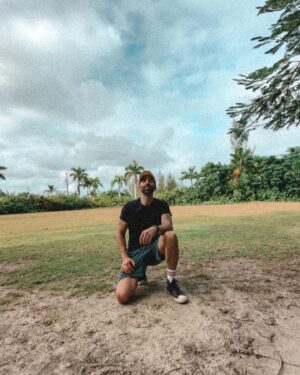 Alexandra Cosentino Instagram - Un nouveau chapitre commence !

Un déménagement complet vers les Bahamas 🇧🇸 pour vivre une vie vraie !!

Je ne crois pas en une vie équilibrée lorsque tu as des ambitions de feu 🔥 car tout grand succès demande une intensité hors pair. 

Par contre, le « hack » que nous avons décidé de faire @alexandracos_  et moi est de ce créer un environnement où tout nous ramène à la base. La nature, les chevaux et une société qui fonctionne comme dans le bon vieux temps. 

Cela va nous permettre de ne jamais nous perdre dans cette vie…d’élever nos valeurs comme jamais et qu’entre deux zoom meeting il y aura toujours un ami cheval 🐴 qui sera là pour nous dire que la vie est belle 🤠

Tout est possible, rien n’est impossible les amis 🤍