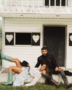 Alexandra Cosentino Instagram - Un drop de douceur 🪽

Grateful pour cette vie à venir…Grateful pour le processus qui l’entoure aussi.

#lagoodlifecouple te dévoile soon la designer officielle 🫶🏽 du projet Ranch Resort - Sport & Spa , Bahamas 🐴

Cette semaine sur @lagoodlifecouple 

En attendant j’en profite pour souligner le talent immense de @arilariviere 🖤