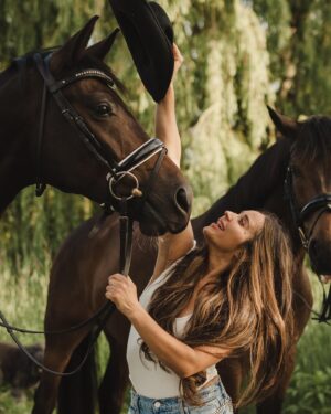 Alexandra Cosentino Instagram - Un drop de douceur 🪽

Grateful pour cette vie à venir…Grateful pour le processus qui l’entoure aussi.

#lagoodlifecouple te dévoile soon la designer officielle 🫶🏽 du projet Ranch Resort - Sport & Spa , Bahamas 🐴

Cette semaine sur @lagoodlifecouple 

En attendant j’en profite pour souligner le talent immense de @arilariviere 🖤