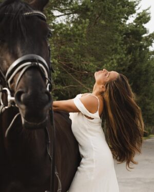 Alexandra Cosentino Instagram - Un drop de douceur 🪽

Grateful pour cette vie à venir…Grateful pour le processus qui l’entoure aussi.

#lagoodlifecouple te dévoile soon la designer officielle 🫶🏽 du projet Ranch Resort - Sport & Spa , Bahamas 🐴

Cette semaine sur @lagoodlifecouple 

En attendant j’en profite pour souligner le talent immense de @arilariviere 🖤