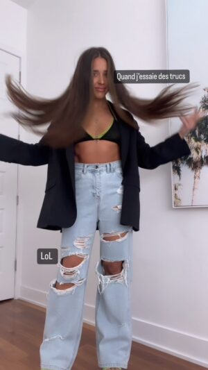 Alexandra Cosentino Instagram - Je me sens toujours un peu awkward 😂

[ Try On Haul ] J’aimerai quand même toujours ça, je reste là petite Alex qui aime essayer des outfits même avec No Where to Go. 🏁 Amen.

Mes basics pref (sauf le le look cowboy quoi que cette jupe date des années 2000 LOL) 🌼👢

#awkwardmoments #tryonhaul