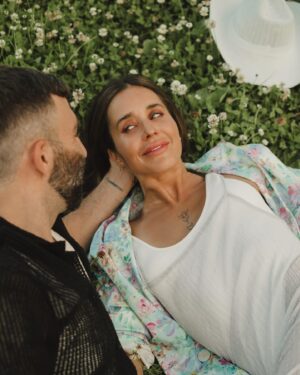 Alexandra Cosentino Instagram - 4 ans 🖤
Je me souviens encore du moment où je décide de te Dm : “Hey Mayer, I like your style.” 

Puis du fameux 🖤 11 juillet 2019 🖤

Le Clandestino, ta main sur ma cuisse. Je me souviens exactement de ce que je portais & de tes jeans troués.

J’avais oublié où j’avais stationné mon auto tellement tu me faisais de l’effet…

Juste notre connection instantanée comme dans les films. Comme ce que j’avais tant visualisé, toute petite, toute ma vie!

Le plus beau voyage commence maintenant mon amour 🐴🌼🤠🖤

To the next journey, to the next project, to the moon and back, je t’aime.