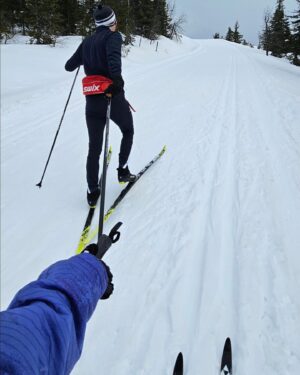 Alexandra Joner Instagram - Påsken er her, og vi starter med en langrennstur som definitivt ikke var min idé. Han mener visst at "ekte nordmenn går på ski" - jeg mener, er det ikke nok å like brunost🤷🏽‍♀️ De to siste bildene sier alt: meg dratt av sted av en altfor ivrig mann 🤣 og meg flat i snøen som er strandet utslitt sel 🦭
