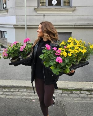 Alexandra Joner Instagram - En som fikk overtenning hos plantasjen 🙈🌼🌻🌷⚘️🪻🌹🌺