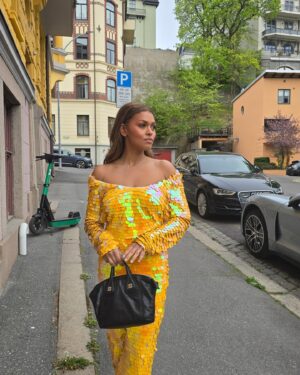 Alexandra Joner Instagram - Inneklemt fredag ✨️