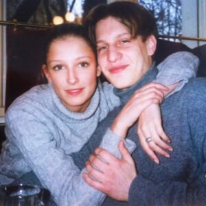 Alexandra Maria Lara Instagram - Manche Dinge ändern sich nie. Was für ein 🍀 …26 Jahre liegen zwischen den Fotos, liebster @olivierhamm …und wir sind kaum gealtert 😂😎 #friendsforlife 🫶🏻
