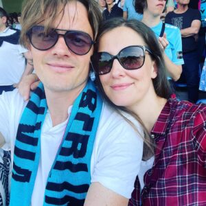 Alexandra Maria Lara Instagram - Was für eine Saison 💘- herzlichen Glückwunsch @fcviktoriaberlin …auch wenn das Ergebnis heute nicht das war, was Ihr Euch gewünscht habt- Euren Kampfgeist und den Rückhalt der Fans zu erleben war einfach wunderbar! Danke liebste @kathakurz und @billachriste - es war so ein schöner Nachmittag mit Euch 💕 #vivaviktoria #stadionlichterfelde #gamechanger