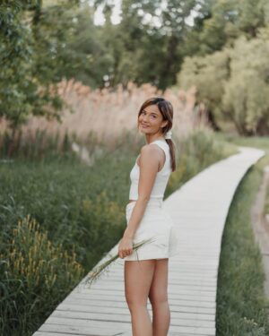 Alexandra Stellini Instagram - Pourquoi tu dois prendre le temps d’aller en nature plus souvent?🌿🙃

1. Ton niveau de cortisol diminue après une période de 20 minutes par le simple fait de regarder les arbres et les plantes alentours de toi.
2. Diminue la fatigue cognitive & boost ton énergie.
3. Diminue les risques de dépression
4. Dans une étude de 1984, des chercheurs ont remarqué un rétablissement plus rapide et un séjour à l’hôpital plus court chez les patients d’un groupe qui s’était vu attribué une chambre avec vue sur des arbres et un jardin, comparé à ceux qui avaient une vue sur un mur de briques.
5. Tu peux en profiter pour marcher pieds nus puisque la Terre est naturellement chargée d’électrons libres ce qui permet au contact de ta peau de te recharger et d’éliminer les radicaux libres! Puis ça aide également à réduire l’inflammation ✨🌿
Thanks mama earth💙
📷 @valiegb