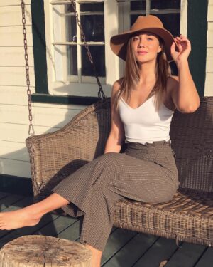 Alexandra Stellini Instagram - Depuis deux ans , en commencant à méditer plus souvent, à m’arrêter pour écouter mon corps et mes émotions, j’ai commencé à développer un langage différent. 
Celui de l’énergie. 
J’vous parle de strictement mon expérience, parce que j’imagine que ce peut être différent pour chaque personne. 

Mais bref au début c’était assez vague comme concept « ressentir l’énergie ». 

C’est comme si je connaissais bien la gamme des notes Do, ré, mi, fa, sol la, si. 
Puis soudainement, en méditant plus souvent, en reconnectant avec mon monde intérieur, je découvrais que ces mêmes notes existent dans différentes octaves et que je peux tous les ressentir différement dans mon corps. (Sorry si mon exemple est pas clair but that’s how I feel it)

Avec le temps, on devient plus sensible aux fréquences et on devient capable de lire des messages alors que les gens ne parlent pas nécessairement. (Pouvez-vous croire qu’on a tous ce pouvoir là mais qu’on l’a juste jamais développé? Crazyyy🤪)

On capte des pensées, des émotions, des souvenirs d’il y a longtemps qui peuvent être impregnés dans des lieux. 

Alors quand les gens me demandent mais pourquoi je méditerais? 
Bien de mon côté je te dirais pour cette raison là. 
Pour ce super pouvoir que tu développeras (pas demain matin) mais au fil des ans. 

Et quand on lis l’énergie, le plus beau c’est qu’on est moins apte à se faire manipuler. 

Si quelqu’un te dis « je joue la note do sur le piano présentement » 

Mais que tu ressens très bien dans ton corps que c’est un mi, alors tu comprends la vérité, peu importe ce qu’on te dis. 
Et tu ne perdras pas ton temps avec le mensonge qu’on te tente de te faire avaler. You just know. Point. 

Puis j’suis curieuse qui médite ici?! Et qui a eu des expériences de télépathie? ✨