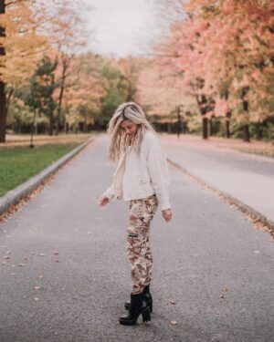 Alexandra Stellini Instagram - Ce soir 18h a lieu officiellement l’ouverture d’un projet qui me tient à coeur depuis un moment. Durant la pandémie m’est venu l’idée de lancer une gamme de produits naturels pour notre bien-être. Comme vous savez je suis passionnée de tout ce qui a trait au développement de l’humain et aussi à sa santé. Les huiles essentielles font parties de ma vie depuis un moment et j’ai découvert le pouvoir de l’aromathérapie sur notre état émotionnel❤️avec l’aide de @highcarecosmetic nous avons donc élaboré 4 huiles thérapeutiques ayant chacune leurs propriétés : méditation, sérénité, antidote et Énergie✨Chaque flacon contient une pierre précieuse spécifique à l’effet que l’on désirait créer. Puis finalement nous avons fait un petit rituel de pleine lune en les exposant durant la nuit à la lumière de pleine lune pour recharger les pierres et aussi mettre des intentions de guérison 🙏🏽vous pouvez maintenant vous les procurer sur ma boutique en ligne sur Etsy, le lien est dans ma bio❤️🎉