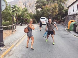 Alexandra Stellini Instagram - Petit souvenir d’une fois en Espagne où je me suis retrouvé avec une hollandaise et un Argentin à courir notre vie pour ne pas manquer le dernier train et rester pris où nous étions. Un chauffeur vraiment sympatique avait décidé de nous ammener à la gare de train puisque nous avions manquer le bus. Je peux vous dire que la route était un ptit peu tumultueuse😅la dernière photo est prise avec une allemande que j’ai rencontré là-bas lors de mon premier voyage! Depuis on a jamais perdu contact et on s’est revues un an plus tard au même endroit❤️Les voyages ont le pouvoir de nous faire vivre toutes sortes d’aventures, de rencontrer d’autres personnes avec différentes cultures et d’apprendre d’elles! Selon moi c’est la plus belle école et j’ai tellement hâte de repartir à l’aventure même si j’apprécie ma vie ici❤️