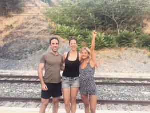 Alexandra Stellini Instagram - Petit souvenir d’une fois en Espagne où je me suis retrouvé avec une hollandaise et un Argentin à courir notre vie pour ne pas manquer le dernier train et rester pris où nous étions. Un chauffeur vraiment sympatique avait décidé de nous ammener à la gare de train puisque nous avions manquer le bus. Je peux vous dire que la route était un ptit peu tumultueuse😅la dernière photo est prise avec une allemande que j’ai rencontré là-bas lors de mon premier voyage! Depuis on a jamais perdu contact et on s’est revues un an plus tard au même endroit❤️Les voyages ont le pouvoir de nous faire vivre toutes sortes d’aventures, de rencontrer d’autres personnes avec différentes cultures et d’apprendre d’elles! Selon moi c’est la plus belle école et j’ai tellement hâte de repartir à l’aventure même si j’apprécie ma vie ici❤️