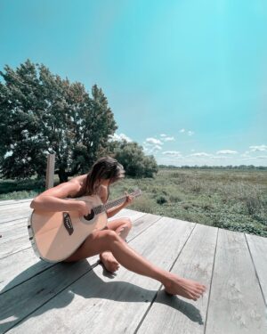 Alexandra Stellini Instagram - Nos heures sont des rivières qui coulent en une folle frénésie☂️