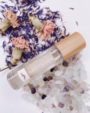 Alexandra Stellini Instagram - Ce soir 18h a lieu officiellement l’ouverture d’un projet qui me tient à coeur depuis un moment. Durant la pandémie m’est venu l’idée de lancer une gamme de produits naturels pour notre bien-être. Comme vous savez je suis passionnée de tout ce qui a trait au développement de l’humain et aussi à sa santé. Les huiles essentielles font parties de ma vie depuis un moment et j’ai découvert le pouvoir de l’aromathérapie sur notre état émotionnel❤️avec l’aide de @highcarecosmetic nous avons donc élaboré 4 huiles thérapeutiques ayant chacune leurs propriétés : méditation, sérénité, antidote et Énergie✨Chaque flacon contient une pierre précieuse spécifique à l’effet que l’on désirait créer. Puis finalement nous avons fait un petit rituel de pleine lune en les exposant durant la nuit à la lumière de pleine lune pour recharger les pierres et aussi mettre des intentions de guérison 🙏🏽vous pouvez maintenant vous les procurer sur ma boutique en ligne sur Etsy, le lien est dans ma bio❤️🎉