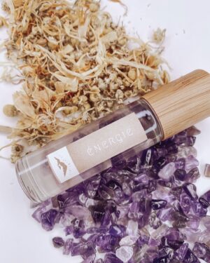 Alexandra Stellini Instagram - Ce soir 18h a lieu officiellement l’ouverture d’un projet qui me tient à coeur depuis un moment. Durant la pandémie m’est venu l’idée de lancer une gamme de produits naturels pour notre bien-être. Comme vous savez je suis passionnée de tout ce qui a trait au développement de l’humain et aussi à sa santé. Les huiles essentielles font parties de ma vie depuis un moment et j’ai découvert le pouvoir de l’aromathérapie sur notre état émotionnel❤️avec l’aide de @highcarecosmetic nous avons donc élaboré 4 huiles thérapeutiques ayant chacune leurs propriétés : méditation, sérénité, antidote et Énergie✨Chaque flacon contient une pierre précieuse spécifique à l’effet que l’on désirait créer. Puis finalement nous avons fait un petit rituel de pleine lune en les exposant durant la nuit à la lumière de pleine lune pour recharger les pierres et aussi mettre des intentions de guérison 🙏🏽vous pouvez maintenant vous les procurer sur ma boutique en ligne sur Etsy, le lien est dans ma bio❤️🎉
