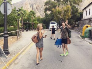 Alexandra Stellini Instagram - Petit souvenir d’une fois en Espagne où je me suis retrouvé avec une hollandaise et un Argentin à courir notre vie pour ne pas manquer le dernier train et rester pris où nous étions. Un chauffeur vraiment sympatique avait décidé de nous ammener à la gare de train puisque nous avions manquer le bus. Je peux vous dire que la route était un ptit peu tumultueuse😅la dernière photo est prise avec une allemande que j’ai rencontré là-bas lors de mon premier voyage! Depuis on a jamais perdu contact et on s’est revues un an plus tard au même endroit❤️Les voyages ont le pouvoir de nous faire vivre toutes sortes d’aventures, de rencontrer d’autres personnes avec différentes cultures et d’apprendre d’elles! Selon moi c’est la plus belle école et j’ai tellement hâte de repartir à l’aventure même si j’apprécie ma vie ici❤️