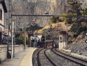 Alexandra Stellini Instagram - Petit souvenir d’une fois en Espagne où je me suis retrouvé avec une hollandaise et un Argentin à courir notre vie pour ne pas manquer le dernier train et rester pris où nous étions. Un chauffeur vraiment sympatique avait décidé de nous ammener à la gare de train puisque nous avions manquer le bus. Je peux vous dire que la route était un ptit peu tumultueuse😅la dernière photo est prise avec une allemande que j’ai rencontré là-bas lors de mon premier voyage! Depuis on a jamais perdu contact et on s’est revues un an plus tard au même endroit❤️Les voyages ont le pouvoir de nous faire vivre toutes sortes d’aventures, de rencontrer d’autres personnes avec différentes cultures et d’apprendre d’elles! Selon moi c’est la plus belle école et j’ai tellement hâte de repartir à l’aventure même si j’apprécie ma vie ici❤️