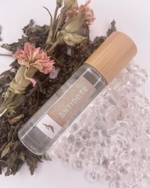 Alexandra Stellini Instagram - Ce soir 18h a lieu officiellement l’ouverture d’un projet qui me tient à coeur depuis un moment. Durant la pandémie m’est venu l’idée de lancer une gamme de produits naturels pour notre bien-être. Comme vous savez je suis passionnée de tout ce qui a trait au développement de l’humain et aussi à sa santé. Les huiles essentielles font parties de ma vie depuis un moment et j’ai découvert le pouvoir de l’aromathérapie sur notre état émotionnel❤️avec l’aide de @highcarecosmetic nous avons donc élaboré 4 huiles thérapeutiques ayant chacune leurs propriétés : méditation, sérénité, antidote et Énergie✨Chaque flacon contient une pierre précieuse spécifique à l’effet que l’on désirait créer. Puis finalement nous avons fait un petit rituel de pleine lune en les exposant durant la nuit à la lumière de pleine lune pour recharger les pierres et aussi mettre des intentions de guérison 🙏🏽vous pouvez maintenant vous les procurer sur ma boutique en ligne sur Etsy, le lien est dans ma bio❤️🎉
