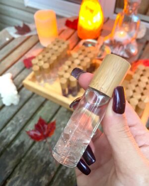 Alexandra Stellini Instagram - Ce soir 18h a lieu officiellement l’ouverture d’un projet qui me tient à coeur depuis un moment. Durant la pandémie m’est venu l’idée de lancer une gamme de produits naturels pour notre bien-être. Comme vous savez je suis passionnée de tout ce qui a trait au développement de l’humain et aussi à sa santé. Les huiles essentielles font parties de ma vie depuis un moment et j’ai découvert le pouvoir de l’aromathérapie sur notre état émotionnel❤️avec l’aide de @highcarecosmetic nous avons donc élaboré 4 huiles thérapeutiques ayant chacune leurs propriétés : méditation, sérénité, antidote et Énergie✨Chaque flacon contient une pierre précieuse spécifique à l’effet que l’on désirait créer. Puis finalement nous avons fait un petit rituel de pleine lune en les exposant durant la nuit à la lumière de pleine lune pour recharger les pierres et aussi mettre des intentions de guérison 🙏🏽vous pouvez maintenant vous les procurer sur ma boutique en ligne sur Etsy, le lien est dans ma bio❤️🎉
