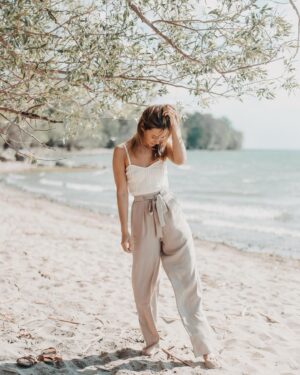 Alexandra Stellini Instagram - Plus les années passent et plus je réalise à quel point la vie est plus grande et complexe que tout ce que je pourrai imaginer. 

La pandémie m’aura transformée d’une façon incroyable, j’ai appris à prendre soin de moi , m’aimer et me valider autrement que ce que l’on nous a appris. 

Notre valeur ne dépendra jamais du nombre de diplômes que nous obtenons, de notre salaire, ou bien du nombre de personnes qui nous suivent sur les réseaux sociaux. 

Elle n’augmentera pas si l’on se sent bien ou ne diminuera pas si l’on traverse une période difficile, ou même si personne ne valide et accepte nos choix. 

Tout ça n’est qu’une belle illusion créée par nos perceptions. Nous avons tous la même valeur, sommes tous de l’amour pure peu importe le « flafla » alentour qui laisse paraître autre chose.

Alors à partir de cette réalisation, pourquoi ne pas faire ce qui vous fait réellement vibrer? 

La vie est tellement courte.. ne perdez pas votre temps à faire les choses « parce que vous devez les faire » . Créez ce que vous voulez, pour vous-même, parce que vous êtes au centre de votre vie. Le directeur de votre film. 

Et c’est à vous de créer votre propre film.