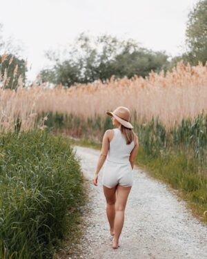 Alexandra Stellini Instagram - Je pensais récemment au fait que certaines âmes après la mort restent sur Terre et choisissent de ne pas rejoindre « la lumière ou l’amour, whatever there is after ». 

Puis je n’ai pas pu m’empêcher de faire un parallèle avec beaucoup de personnes dans la société présentement. Qui choisissent de ne pas évoluer et s’accrochent dure comme fer à leur souffrance parce qu’elle est confortable. Leurs croyances. Leur situation. Genre moi même j’me suis accrochée à ça et j’me suis surprise à avoir de la peine de laisser partir un monde superficiel qui ne correspond simplement pas aux besoins de mon âme et qui je suis réellement. Un monde basé sur la glorification du fame, l’obsession du bien versus du mal et la recherche de pouvoir. Le bien versus le mal, mon dieu qu’on veut dont avoir raison. Truth is nobody really knows et nous avons tous « raison »  selon les paradigmes dans lesquels on vit. J’pense pas que ce soit « mal » nécessairement parce que d’un sens, c’est en s’enfoncant bien profond dans l’illusion qu’on réalise que finalement c’était pas ça! Brefff 2022 qui s’en vient. Y’a comme cette énergie nouvelle qui vient d’arriver. Elle est là. Tout ce qu’on a à faire pour y goûter est de lâcher prise. Sur l’ego qu’on s’était construit pour se sécuriser. You don’t need it no more love❤️ on s’apprête à découvrir ce qu’est l’amour, for real this time. Not the love that we saw on tv. Neither The one in the movies. Not the love they told us what it looked like. Le vrai de vrai est partout, si on l’accepte. Et si on se choisit avant tout❤️ 

Tu as envie de faire la transition vers 2022 et de vivre un atelier magique en groupe? 
@mouvementepanouissement et moi ferons un atelier en ligne le 31 décembre de 9 a.m à midi ❤️ le lien est dans ma bio, écris moi en privé pour plus d’info xx