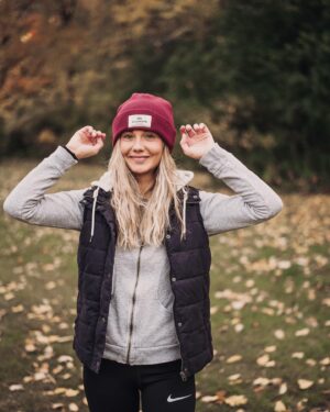Alexandra Stellini Instagram - Il y a presque 3 ans j’ai vécu un événement qui a complètement transformé ma vie et ma vision des choses. 
.
Ça peut sembler “cheesy” de l’extérieur mais participer à occupation double, (malgré que oui je considère que la télé-réalité n’est pas nécessairement quelque chose qui renforce notre avancement) mais ça reste que ce cadeau m’a complètement transformé et j’en serai éternellement reconnaissante. Vous savez ce que j’ai compris comme leçon? Que j’idéalisais beaucoup trop le mode de vie représenté dans les médias. 
.
Un idéal que j’essayais à tout prix d’atteindre mais qui au final, en découvrant l'envers de la médaille, n’existait simplement pas et en fait cet “idéal” était parfois encore pire. 
.
En même temps j’étais déçue de moi-même parce que je croyais que le rêve, le succès se trouvait dans ces choses là. Un maudine de beau spectacle parfois les humains qu’on est prêt à jouer pour “avoir l’air parfait ou simplement par besoin d’amour et de validation”. J’veux pas accuser personne c’est normal de vouloir montrer nos meilleurs coups.. sauf que ça devient malsain quand on oublie l’essentiel. 
.
Bref toutes ces dernières années, j’ai réalisé beaucoup de mes rêves, j’ai aussi vécu plusieurs événements plus difficiles et c’est normal , je suis humaine. Mais au final j’ai réalisé le plus important pour moi. Et c’est l’essentiel: l’amour. L’évolution. L’entre-aide, l’unité. Puis accepter l’imperfection parce que cette année nous l’a prouvé: on ne contrôlera jamais les choses extérieures. 
.
Le seul contrôle que l’on a est sur nous même dans le moment présent: nous pouvons choisir nos pensées, choisir notre perception des événements et choisir comment nous réagirons. Et puis si certaines journées ça va moins bien et que vous tombé dans l’autosabotage, you know what , it’s okay! L’important est d’être conscient de tout ça et de se relever le lendemain🙏🏽
.
.
📷 @valiegb