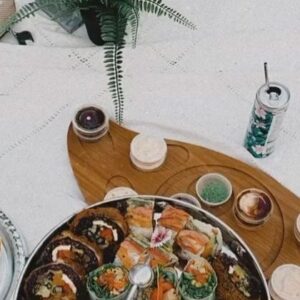 Alexandra Stellini Instagram - Réunion de goddesses qui mangent des sushis végan (swipe au 3ième vidéo pour découvrir les bests sushis🤤) ❤️ j’aimerais prendre un ptit moment pour vous parler d’un nouveau restaurant que nous avons récemment découvert @ohanasushivegan ✨ un restaurant sur Mont-royal qui vaut absolument la peine d’être connu! Vous pouvez ausssi commander en ligne ou bien sur ubereats❤️ ps: les photos et vidéos ont été pris durant la fête de @_purelyjulie et crime qu’on a eu du fun! C’est fou les personnes que la vie peut mettre sur notre chemin parfois, je suis juste tellement reconnaissante d’avoir trouvé my soul family. Ces femmes m’inspirent tellement jour après jour et je trouve ça beau de nous voir évoluer ensemble✨grateful