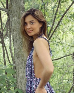 Alexandra Stellini Instagram - Tout changement est inconfortable parce que ça demande à ce que tu prennes des décisions différentes. 

Et que si t’as grandi toute ta vie dans un environnement toxique , ça se peut qu’inconsiemment, 
le chaos te réconforte. 
(I know that’s how weird we can be😅)

Et dans un monde où “la norme” n’est pas d’être “le plus vibrant” disons ça comme ça, et bien ça se peut que tu dois aller à l’encontre du courant. 

Ce n’est pas super “glamour” de boire des jus verts, de se coucher tôt (combien de fois je me suis fais traiter de mamie🙋🏽‍♀️👵🏼 ) alors que c’est PROUVÉ que le sommeil est hyper important. 

Ce n’est pas super glamour de ne pas avoir envie de “gossip” ou bien d’avoir envie de faire le travail sur soi-même pour guérir de blessures et traumas profondément ancrés. 

Ce travail là, on le fait en privé. 
Chaque jour, au travers de nos choix, nos décisions, nos habitudes. 

Par contre il y a quelque chose de vraiment magique quand tu prends conscience que tu peux réellement te sentir en vie et vibrant chaque jour. 
Que tu peux réellement créer la vie de tes rêves! ❤️ ce processus-là, 
tu le choisis parce que tu choisis d’honorer ton ãme. 
C’est la petite voix à l’intérieur de toi qui te parle constamment, qui rêve, qui aime, qui est passionnée! 
Ne l’ignore pas❤️