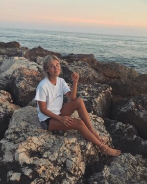 Alexandra Stellini Instagram - La nature fait partie de nous, nous y sommes connectés qu’on l’accepte ou non. C’est un réseau d’énergie qui circule constamment, qui communique avec ceux et celles qui ouvrent leur perception un peu plus loin en retournant dans l’intelligence de leur coeur au lieu du mental. Do you get it? Try this cette semaine: remarque les arbres sur ton chemin, les plantes, l’eau , le vent. Ils ont une conscience aussi 👁ehh oui.