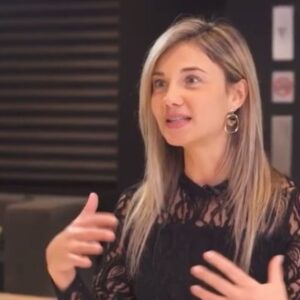 Alexandra Stellini Instagram - 📣 @marcdumaine a récemment lancé son talkshow et j’ai eu le bonheur d’être invitée pour un épisode🤩 je vous invite à aller le regarder:  une conversation tellement profonde, sur la vie et mon parcours❤️ vous retrouverez le lien sur la chaîne youtube de Marc ou bien dans sa bio @marcdumaine