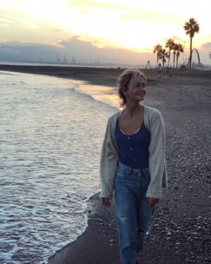 Alexandra Stellini Instagram - Il ne s’agit pas de créer le paradis sur Terre puisqu’il est déjà ICI ! Seulement, selon notre vibration et fréquence, nous percevons soit ce qui est plus « sombre, lourd » ou bien la lumière et l’amour. De quoi a l’air votre réalité présentement? Elle est le reflet de votre fréquence actuelle. 

Comment manifester le paradis?

Le truc c’est que vous êtes DÉJÀ le paradis, l’amour inconditionnel. Alors tout ce que vous avez à faire est de vous débarasser de ce qui vous rammène vers le bas.

Observez:
- Votre alimentation (aliments naturels et sains? Ou bien industrielle et transformée?)
- Relations saines, dans l’amour et l’acceptation qui priorisent l’évolution et le cheminement)
- Les paroles des musiques que vous écoutez sont littéralement des formules magiques qui vous programment à agir d’une certaine manière, so chose wisely
- Bouger quotidiennement et connecter en nature peut augmenter très rapidement votre vivration 
- Finalement : ta carrière ou ta mission de vie. Qu’est-ce qui nourrit ton âme? Travailles-tu pour une compagnie qui n’est pas enlignée avec ton âme?

❤️❤️❤️ps: seulement 10 minutes de méditation matin et soir a le pouvoir de transformer considérablement ta conscience. Tu verras le monde différement et percevras des choses qui étaient invisibles pour toi jusqu’à présent. DO IT!