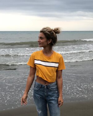 Alexandra Stellini Instagram - Half flowers, half flaws. Mon cheminement des derniers mois m’a ammené à réaliser que malgré mon côté spirituel, profond et magique, j’aime mon côté humain. Je n’ai pas envie de me perdre dans aucun labels, aucune identitées. La vérité c’est que je suis née dans un monde matériel, fondé sur le capitalisme. C’est ironique vous ne trouvez pas? Des êtres magiques, nous possédons des dons tellement puissants que notre esprit a de la difficulté à le comprendre. Et encore là, on avance au travers de notre routine agissant comme si de rien était. Les dernières années, je me disais que je devais méditer chaque matin, couper chaque produits animaliers ou ne plus jamais boire d’alcool parce que je m’endormirais encore plus… but what if life was about embracing the light and the darkness inside us. The duality. We are spiritual and human. Which makes the whole experience SO special. Maintenant j’apprécie la propre diversité à l’intérieur de moi même. Oui je médite le matin sur du Krishna Das et oui j’aime aussi sortir prendre un verre et danser avec mes amis 🤪. J’pense que tout est une question de conscience. De comprendre pourquoi nous agissons comme nous le faisons. Tout est question de balance. Nobody is a better human then anyone. It’s all about the meaning you give to things. For someone, an action is positive and another negative. So why fighting to control our external reality? The only realization people need to have is that they create their freaking life, that’s it. Let the world be world and mind your own business. You hold the power for your life. You are responsible for it.
