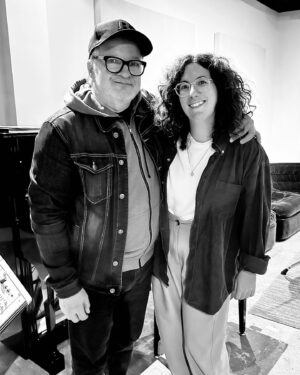 Alexandra Stréliski Instagram - Trois nouveaux Félix dans mon salon. Une petite mine fatiguée, mais ô combien inspirée. Merci à vous, à mon équipe et à Daniel pour la rencontre artistique inoubliable. Paix. 🤍 XX

🏆Album instrumental de l’année 
🏆 Rayonnement international 
🏆 Artiste féminine de l’année 

@danielbelanger.officiel ❤️