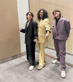Alexandra Stréliski Instagram - Ouf. Junos week-end is finished. 😅 Didn’t win anything this time but I got to connect with wonderful artists I love and respect and I had a blast with my team. And that is what it’s ALL about. 🙌 @allisonrussellmusic , @teganandsara, @_aysanabee_, @williamprince, @charlottecardin, @elisapie, @sing.with.mi, @shawneekish, @lisaleblancyo, @jdutchermusic 🫶🏻

Je suis aussi fière d’avoir pu rendre hommage à un des artistes les plus aimé du Québec et d’avoir ajouté un peu de notre culture dans ce grand gala canadien. Des mondes quand même bien différents les uns des autres. 

Un gros merci à @maisonsimons (un autre pilier du Québec) qui m’a habillée tout le week end et à @vangiroux qui l’a rendu possible. 

Maintenant un saut à la maison et puis de retour sur la route. On se voit cette semaine Sherbrooke. ❤️✨❤️