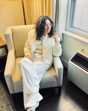 Alexandra Stréliski Instagram - Ouf. Junos week-end is finished. 😅 Didn’t win anything this time but I got to connect with wonderful artists I love and respect and I had a blast with my team. And that is what it’s ALL about. 🙌 @allisonrussellmusic , @teganandsara, @_aysanabee_, @williamprince, @charlottecardin, @elisapie, @sing.with.mi, @shawneekish, @lisaleblancyo, @jdutchermusic 🫶🏻

Je suis aussi fière d’avoir pu rendre hommage à un des artistes les plus aimé du Québec et d’avoir ajouté un peu de notre culture dans ce grand gala canadien. Des mondes quand même bien différents les uns des autres. 

Un gros merci à @maisonsimons (un autre pilier du Québec) qui m’a habillée tout le week end et à @vangiroux qui l’a rendu possible. 

Maintenant un saut à la maison et puis de retour sur la route. On se voit cette semaine Sherbrooke. ❤️✨❤️
