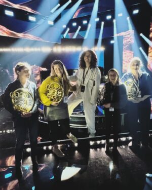 Alexandra Stréliski Instagram - Ouf. Junos week-end is finished. 😅 Didn’t win anything this time but I got to connect with wonderful artists I love and respect and I had a blast with my team. And that is what it’s ALL about. 🙌 @allisonrussellmusic , @teganandsara, @_aysanabee_, @williamprince, @charlottecardin, @elisapie, @sing.with.mi, @shawneekish, @lisaleblancyo, @jdutchermusic 🫶🏻

Je suis aussi fière d’avoir pu rendre hommage à un des artistes les plus aimé du Québec et d’avoir ajouté un peu de notre culture dans ce grand gala canadien. Des mondes quand même bien différents les uns des autres. 

Un gros merci à @maisonsimons (un autre pilier du Québec) qui m’a habillée tout le week end et à @vangiroux qui l’a rendu possible. 

Maintenant un saut à la maison et puis de retour sur la route. On se voit cette semaine Sherbrooke. ❤️✨❤️
